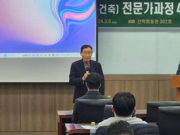 [사진: 70대후반의 노령에도 불구하고 학구열을 불태우는 노수강생의 소개 인사]