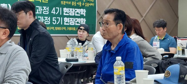 [사진: 건국대학교 도시정비과정 최고령 원우가 늦은밤에도 수업을 경청하고 있다.@한국도시환경헤럴드]