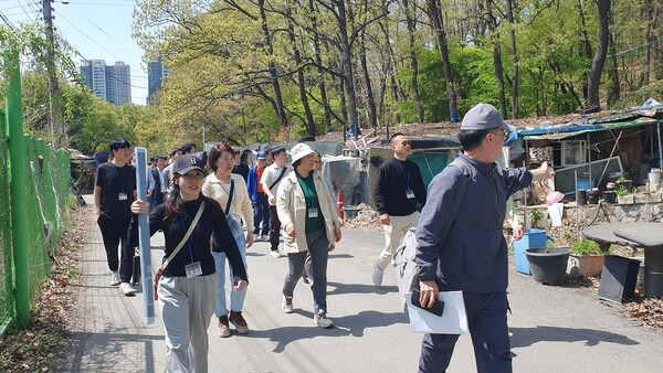 [사진: 건국대학교 도시정비과정 수강생들이 구룡마을을 돌아보고 있다.@한국도시정비헤럴드]