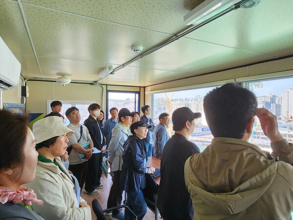 [사진: 건국대학교 도시정비과정 수강생들이 방배5구역 전망대에서 현장설명을 듣고 있다@한국도시환경헤럴드]