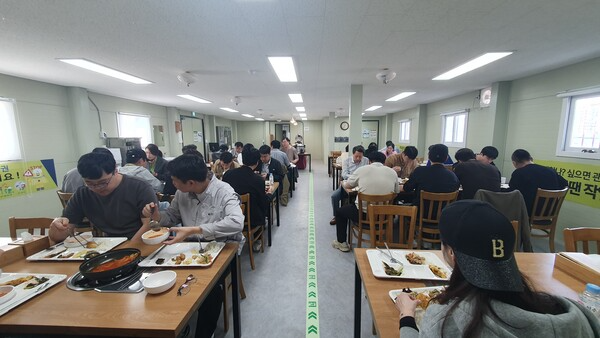 [사진: 건국대학교 도시정비과정 수강생에 대해 현대건설측에서 식사제공을 하였다@한국도시환경헤럴드]
