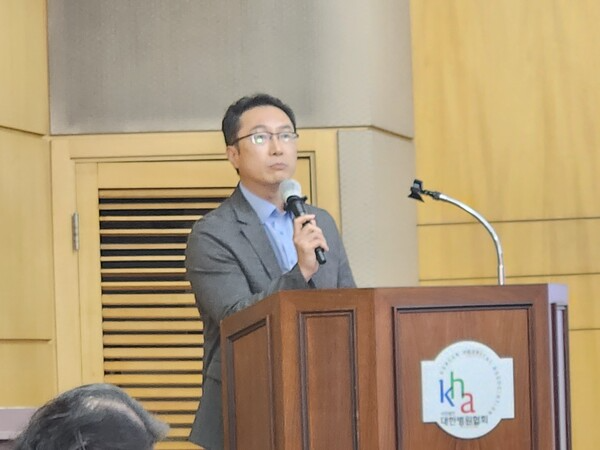 [사진: 첫 발제자 시니어라이프비즈니스 최학희대표가 발제하고 있다.@한국도시환경헤럴드]