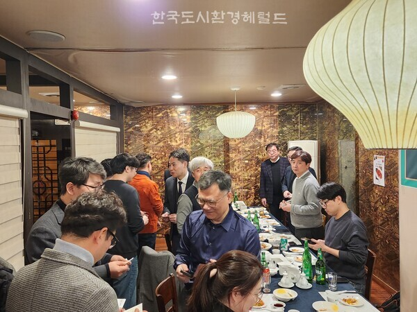 [사진: 간담회 간 교수진 상호간 인사를 나누고 있다. @한국도시환경헤럴드]