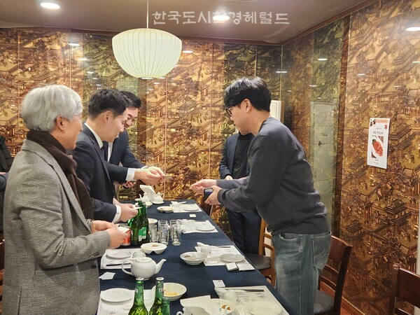 [사진: 간담회 전 교수진들 상호간 인사를 나누고 있다. @한국도시환경헤럴드]